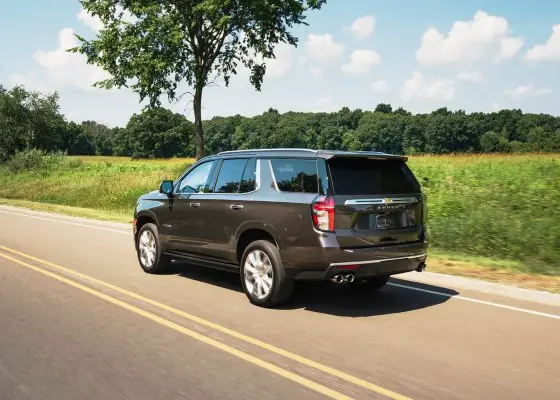 Chevrolet Tahoe Accelerate on the Road Pictures