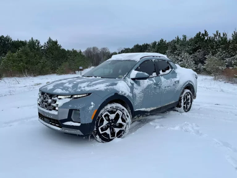 Hyundai Santa Cruz in Snow Pictures