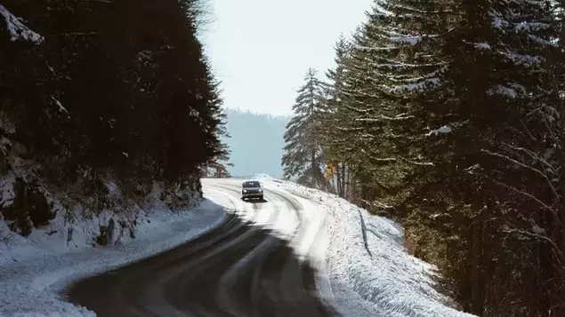 Drive in the Snowy Road With an FWD Cars