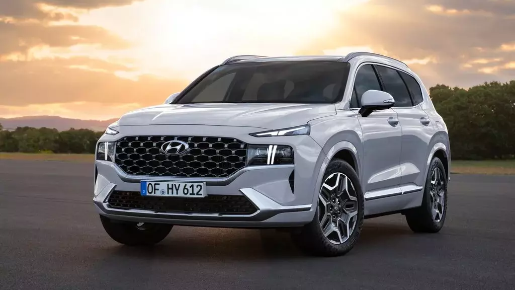 Hyundai Santa Fe Hybrid Pictures