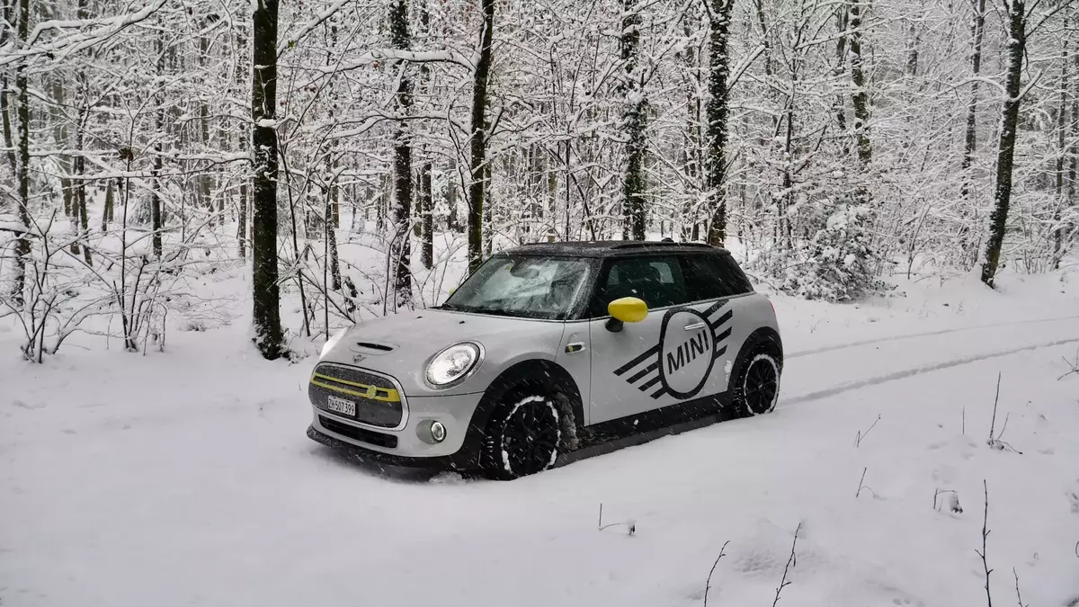Mini Cooper Drive in Snow