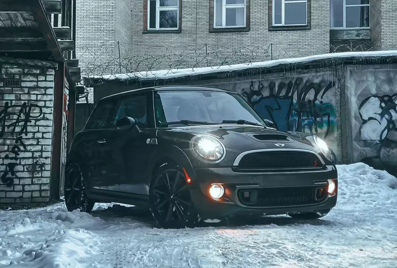 Mini Cooper in Snow