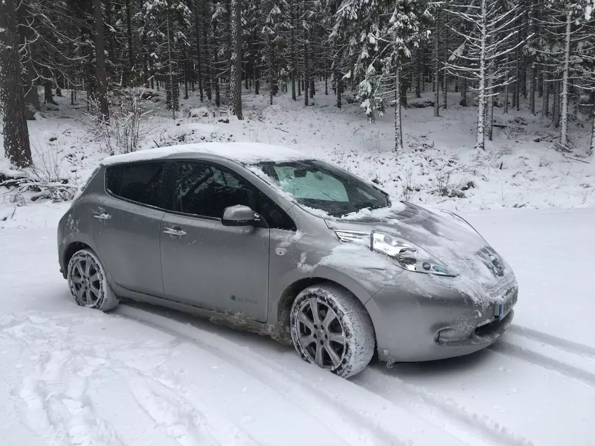 Nissan Leaf in Heavy Winter