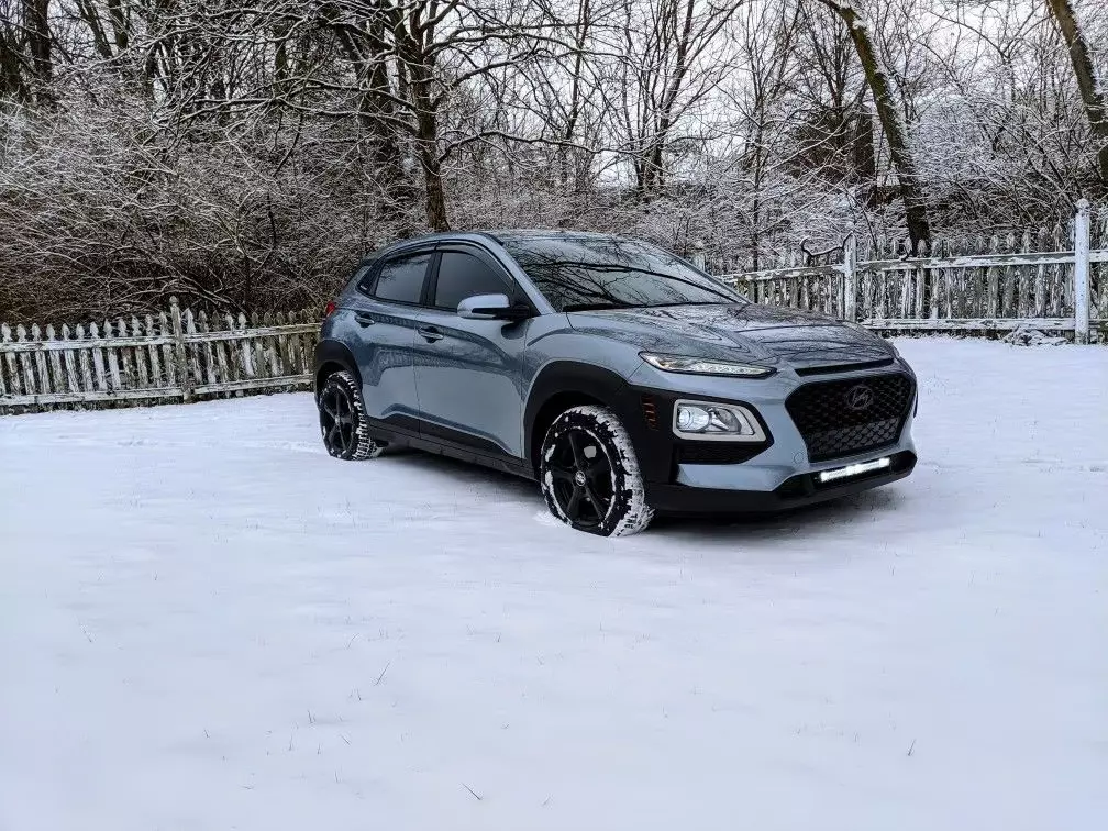 Hyundai Kona in Snow